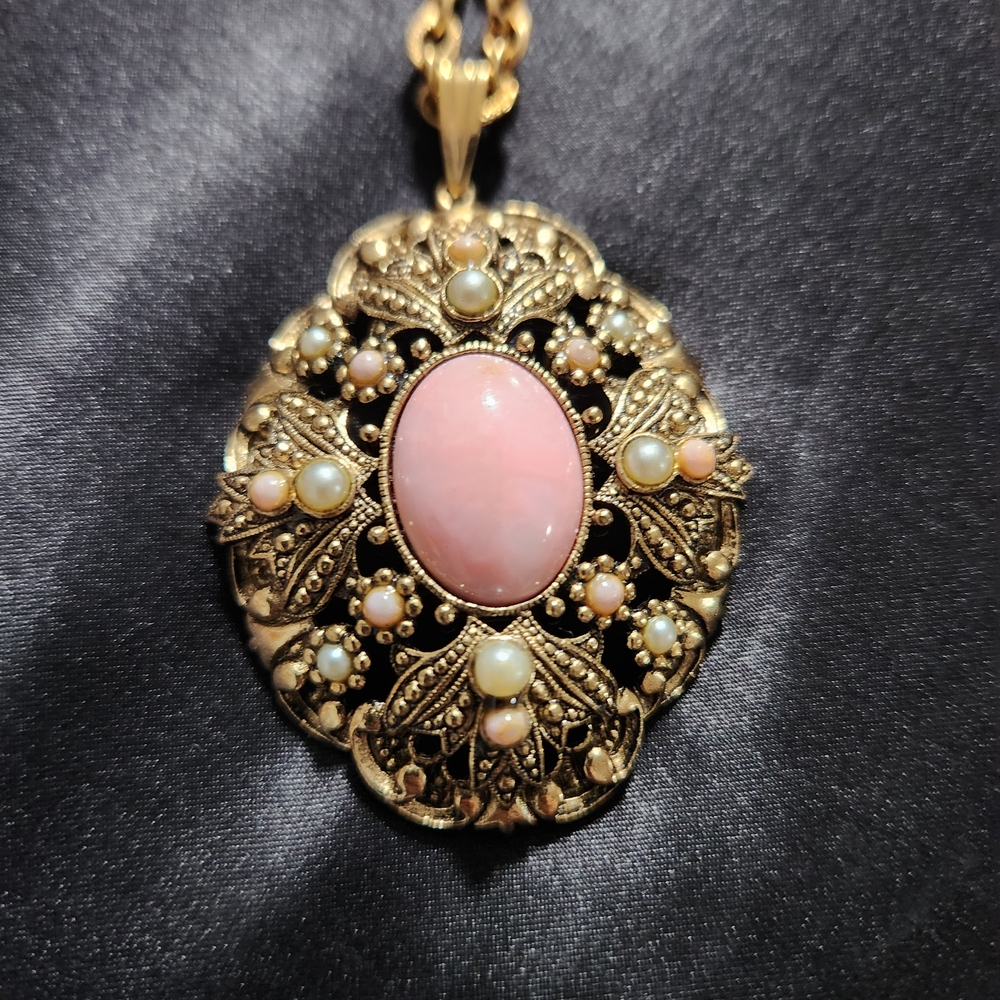 VINTAGE AVON Gold Pendant Necklace with Pink Cabochon